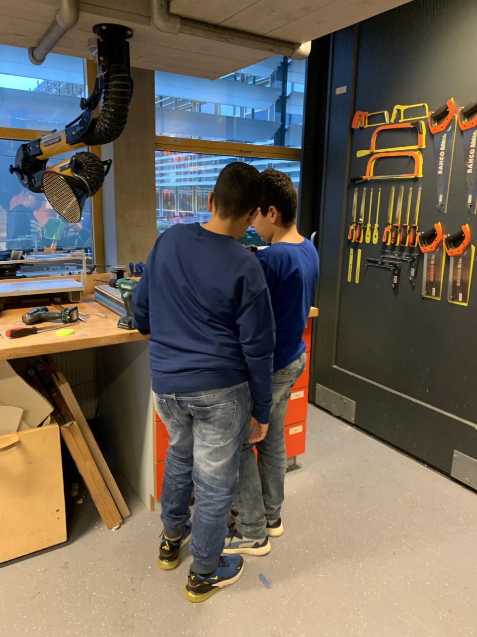 Hier zijn Arif en Faissal bezig met het namaken van een ontziltingsinstallatie